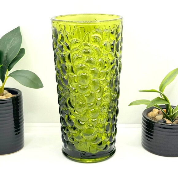 Vintage MCM Avocado Green Grape Design Glass Vase Approx. Size 7.5" Tall - Picture 2 of 7